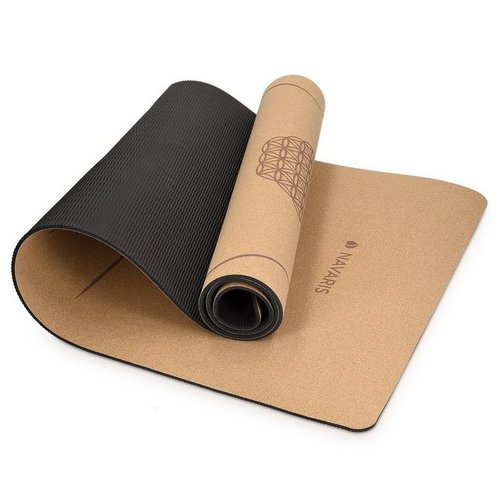Navaris Yogamatte, rutschfeste Matte aus Kork - Yoga Sportmatte Fitnessmatte mit Tragegurt - 183x61x0,5cm Fitness Gymnastikmatte