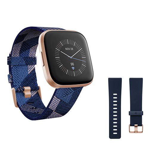 Fitbit Versa 2, Special Edition, Gesundheits- und Fitness-Smartwatch mit Alexa Sprachsteuerung, Schlafindex und Musikfunktion, inklusive Zusatzband in Nachtblau, Marineblau/Rosa