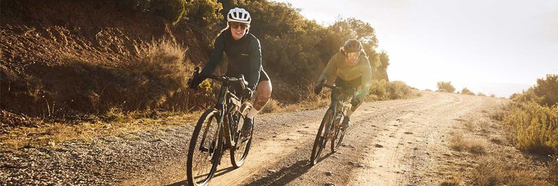 Das Foto zeigt eine Frau und einen Mann auf ihren Bergamont Gravel Bikes.