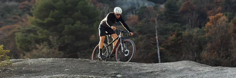 Das Foto zeigt einen Mountainbiker mit seinem Conway Hardtail.