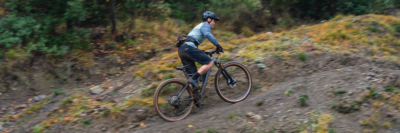 Das Foto zeigt einen Mann auf seinem Cube Fully Mountainbike.