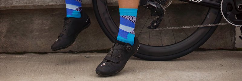 Das Foto zeigt eine Radsportlerin mit ihren DeFeet Socken.