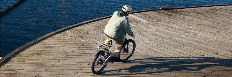 Das Foto zeigt einen Mann auf einem Riese und Müller E-Bike.