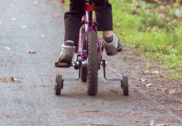 Stützräder für das Kinderfahrrad? 8 Dinge, die du wissen musst.