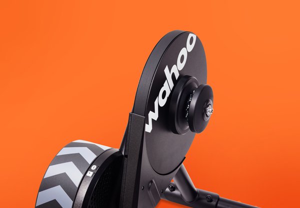 Wahoo Kickr Core Zwift One. Zwift und Wahoo kooperieren mit dem neuen Rollentrainer.