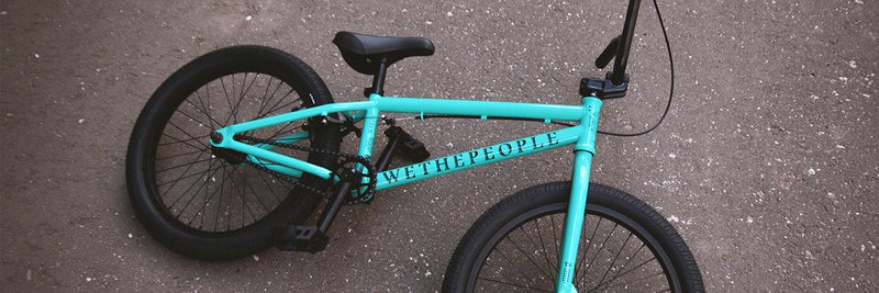 Das Foto zeigt ein türkisfarbenes Wethepeople BMX Bike.