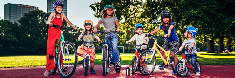 Das Foto zeigt 6 Kinder unterschiedlicher Altersklassen mit den entsprechend passenden Modellen in einem Park.